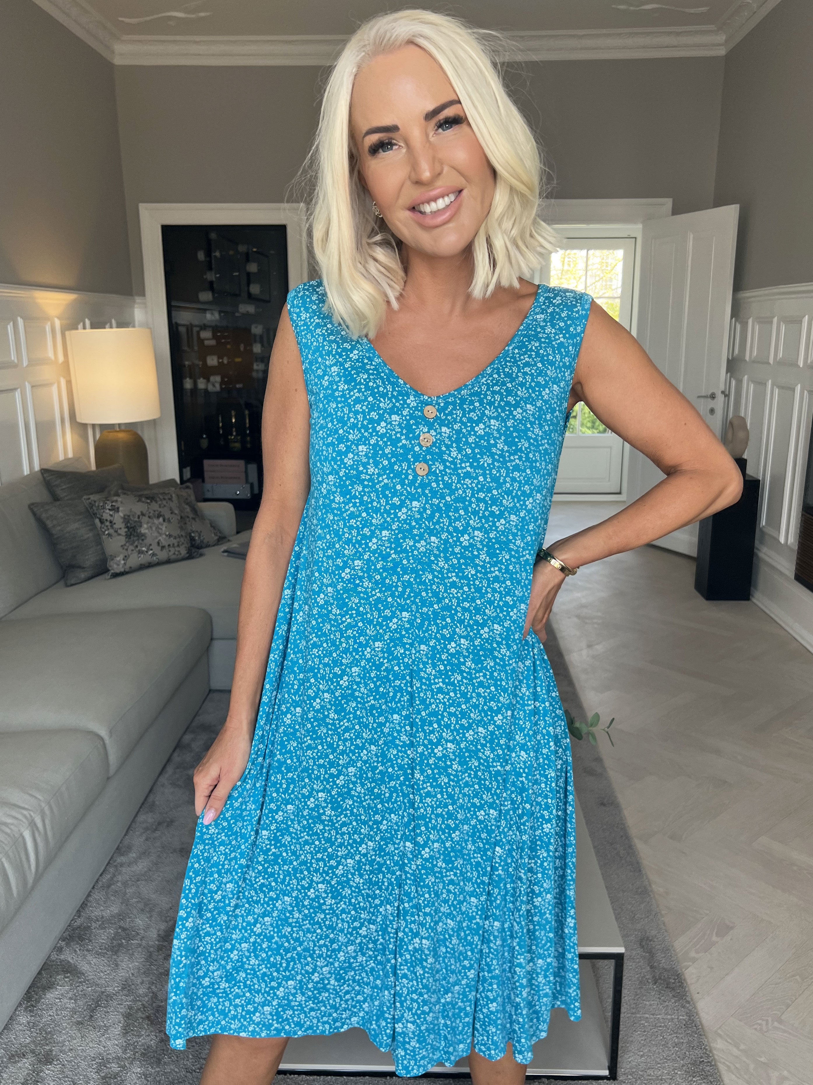 Astrid - Sød sommerkjole i viskose med småt blomsterprint